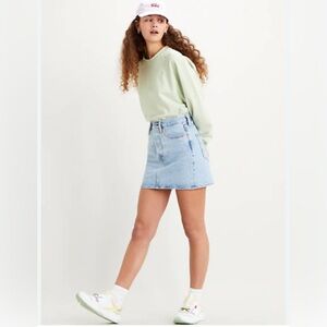 Levi’s denim mini skirt size 24 light wash